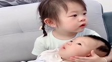 妹妹每次争抱小妹妹都得哭一场，接下来一幕，哥哥的动作太暖了