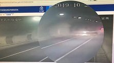 监拍：泉州一面包车隧道内侧翻,一路电光石火飞过三个车道