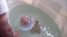 小宝宝第一次在浴盆里面游泳，小腿蹬的好可爱！
