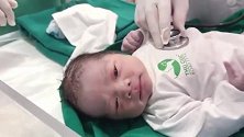 医生给刚出生宝宝进行第一次的检查，这一幕真的好暖心