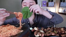 屋塔房大叔PRUMIR吃五花肉和拌面，苏子叶裹着一起吃!