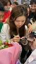 签名签到手软的赵露思，粉丝也太热情了，姑娘也确实招人喜欢