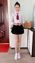 身材高挑的马尾辫姑娘，一身学生气息的装扮，看起来简约靓丽