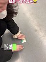 上海：女子不慎把公交卡掉地上，结果捡不起来了