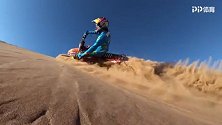 沙漠之鹰！特技摩托沙漠炫酷扬沙 荒漠风情别样酷帅滋味