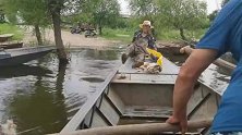 老爸划船到河里捕鱼，渔网在河里泡半个小时，起网一惊，鱼太多