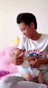 爸爸给小宝宝唱歌听，宝宝笑的好开心哦，似乎很喜欢听爸爸唱歌！