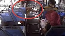 嚣张！海口“女霸王”坐公交不给钱 不仅辱骂司机还摘口罩吐口水
