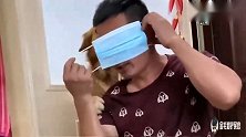 主人咳嗽金毛给主人拿口罩，被主人拒绝，金毛教训主人，逗