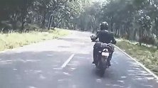 男子骑摩托车，发现前方地面“不对劲”，看清后吓得脊背一凉！