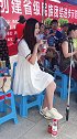 女模特化身女主播旁边眼镜男听得好入神