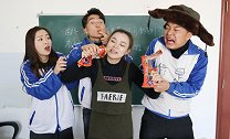 学生上课偷吃辣条，老师想出妙招以其人之道还治其人之身，太逗了