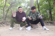 路边俩乞丐攀比，没想到一个比一个有钱，看一遍笑一遍