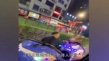 马路上“彪”碰碰车？2老顽童实现“童年”梦想，惊呆路人