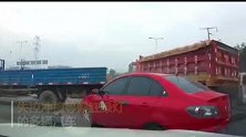 渣土车疑刹车失灵冲撞多车 宝马被顶出10多米远