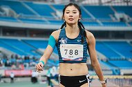 又美又飒！吴艳妮百米跨栏夺冠：希望女子跨栏能走向世界