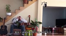 橘猫肚子饿了，眼巴巴的趴在床边看着熟睡的主人，太可爱了