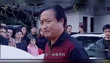 孩子刮花土豪的车，父亲知道赶过来，让你知道什么叫豪横