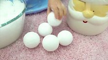 索菲亚和马克斯在玩玩具积木和彩球