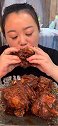 看胖姐啃大骨头真饿，太香了