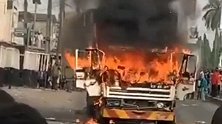 尼日利亚卡车失控撞学生 司机逃逸民众怒烧其车