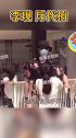 李现 现身机场，面对粉丝和代拍围住，大吼斥不要拍了，给点自由。