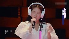 最强一组唱完后，星推官阴沉脸，张钰琪的两颗白兔牙太出戏了