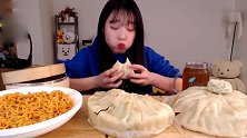 妹子吃两个簸箕大的肉包，这食量估计一般人养不起