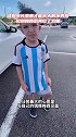 注射生长激素才能长大的小男孩，见到梅西后哭红了双眼