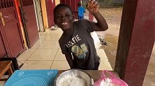 非洲孩子第一次吃中国油条，直呼中国美食太棒了，口水都控制不住了！