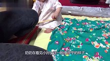 宝宝拿着痒痒挠卖萌，一旁的奶奶看不下去了，之后好玩了