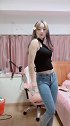 温文尔雅的小姐姐，牛仔裤搭配黑色短袖，展现完美的曲线身材！