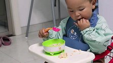 18个月萌娃饭量大得吓人，连吃3碗不够还要一节玉米，要吃穷了
