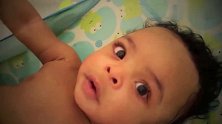 宝宝洗澡被一杯凉水浇到头上，接下来宝宝的反应让妈妈笑疯了