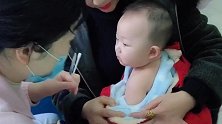 好勇敢的宝宝啊！每次打针都能这么淡定，吭都不吭一声！