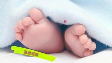 爸爸当着宝宝的面锻炼身体，不料宝宝的反应绝了，一旁妈妈笑喷了
