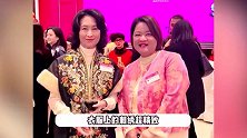 62岁何超琼出席晚宴，合影坐C位雍容华贵，130多桌酒席亲自敬酒