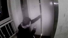 河北一男子手拦电梯等朋友 被夹连喊10声受不了
