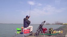 手竿总是不上鱼，李大毛拿出另一种鱼竿，马上就开张了！