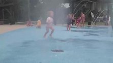 天气太热，妈妈带着五胞胎去水上乐园玩水，宝宝们的举动好可爱