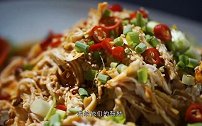 四川最特别的棒棒鸡，一片片的肉丝，淋上辣椒油咸嫩爽口