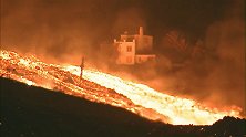 西班牙：火山持续喷发，山体发生轻微坍塌