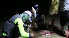 猛哥跟徒弟们下船撒网，每网都有10斤的大货，拉网的手感杠杠的