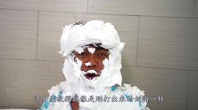老外奇葩恶搞，将刮胡膏挤满浴缸泡澡，网友:全身的毛都剃了！
