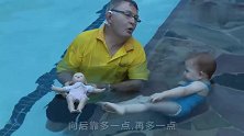 18个月大的宝宝看几眼漂着的玩具，就学会了游泳，这也太厉害了