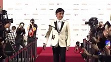 梁朝伟亮相釜山电影节开幕红毯！穿白西装笑容腼腆，现场人气爆棚