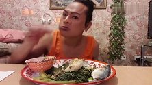 泰国人妖大哥吃烤鱼，剥下鱼肉来搭配青菜和米饭吃