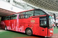 上港新涂装大巴尽显用心独领风骚 PP体育记者被印上车身