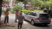 云南：因2元停车费起争执 司机放狠话：我有免死金牌！