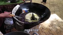 大叔街头卖“圆球”小吃，15元一个不起眼，出摊后不够卖！